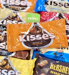 Kisses Milk Chocolate Nhân Hạt Phỉ Túi 315g 