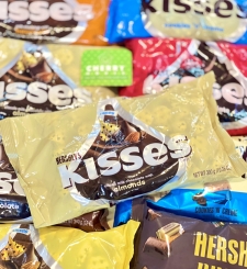 Kisses Classic Milk Chocolate Hạnh Nhân Túi 300g